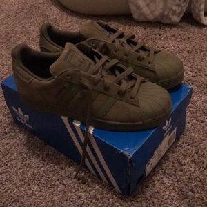 Adidas olive green shell toes only worn once